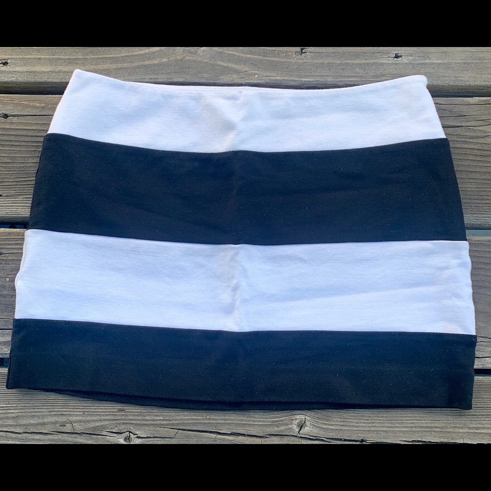Express Knit Black and white skirt.